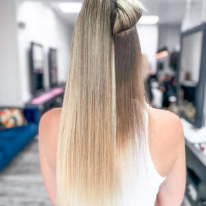 Nahtloser Ansatz der Haarverlängerungen von Bella Hair